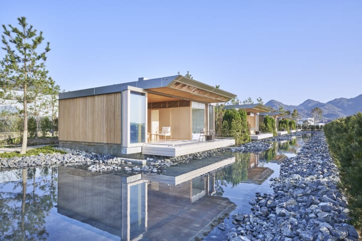 坂 茂が設計を手がけた 森と水辺のヴィラ「Simose Art Garden Villa」