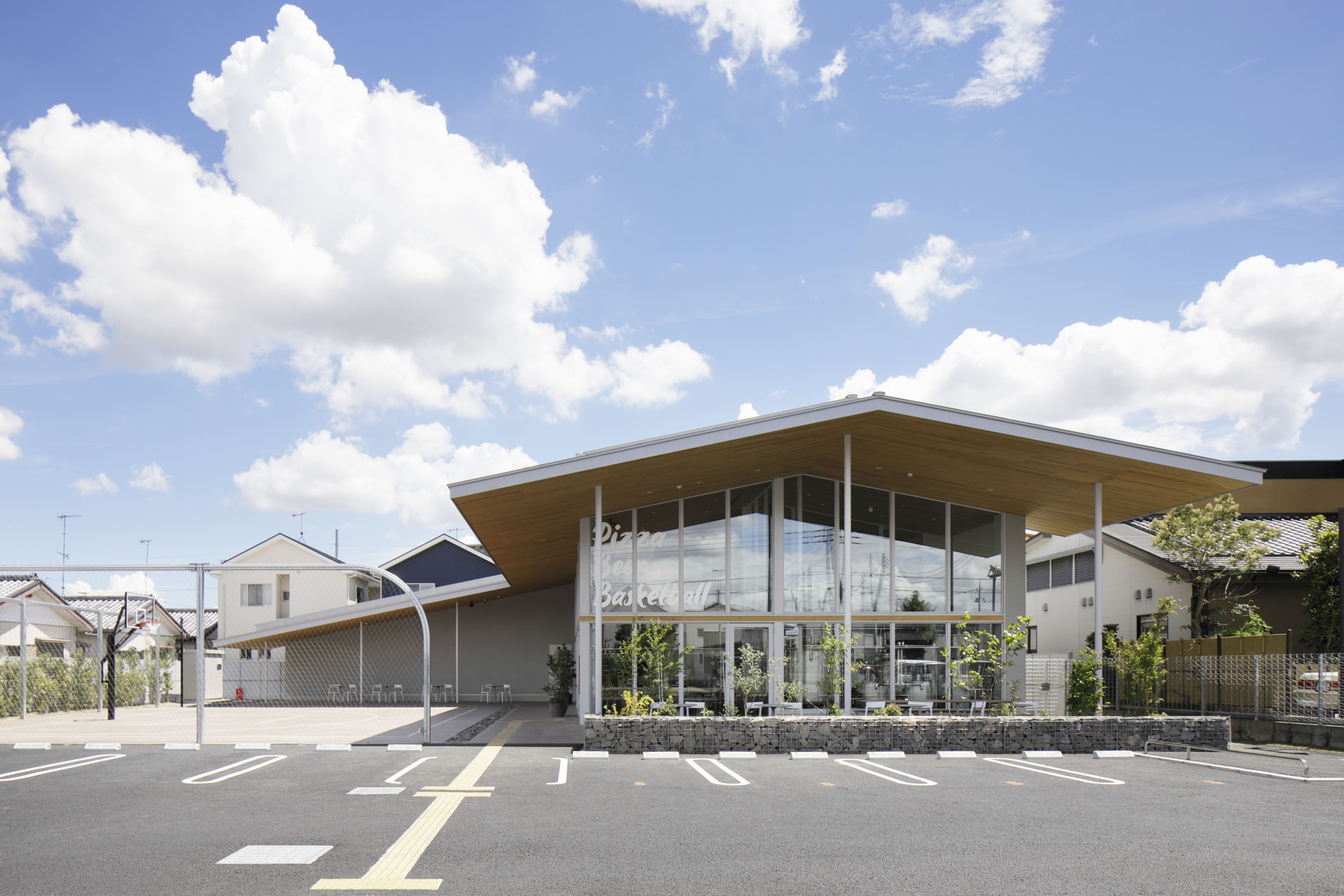 建築家の加藤匡毅がデザインを手がけた バスケットコート付き