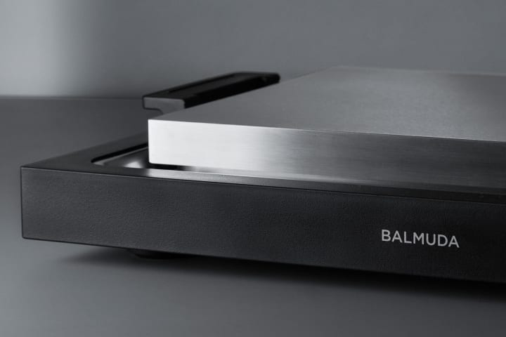 自宅でライブキッチンを実現する ホットプレート「BALMUDA The Plate Pro」