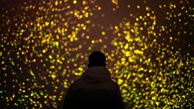 Studio Roosegaardeによる光の花火が銀座の夜空を彩る「SPARK IN GINZA」