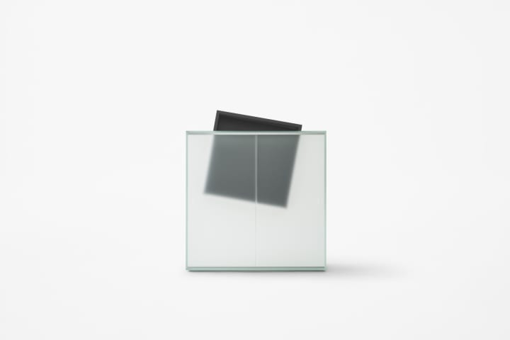 デザインオフォス nendoがデザインした ガラス棚の収納家具コレクション「drift」
