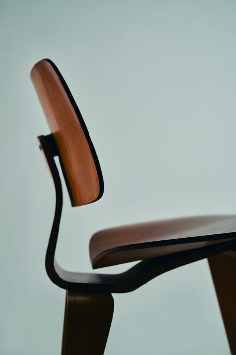 ODA COLLECTIONから名作椅子100脚を紹介する 「椅子とめぐる20世紀のデザイン展」