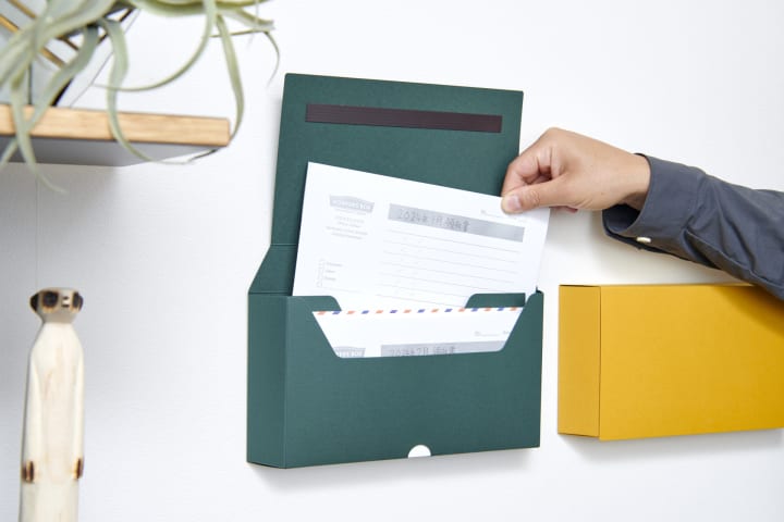 オブジェ感覚で壁に取り付ける カラフルな書類収納「POSTPON」
