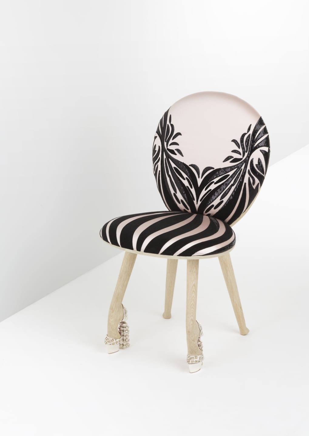 ピエール・ヨヴァノヴィッチとクリスチャン・ルブタン 古今の女性をイメージしたチェアを制作 AXIS Web デザインの視点で、人間の