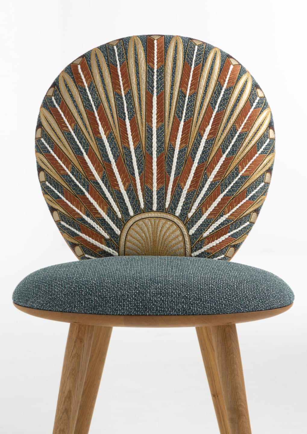 ピエール・ヨヴァノヴィッチとクリスチャン・ルブタン 古今の女性をイメージしたチェアを制作 AXIS Web デザインの視点で、人間の