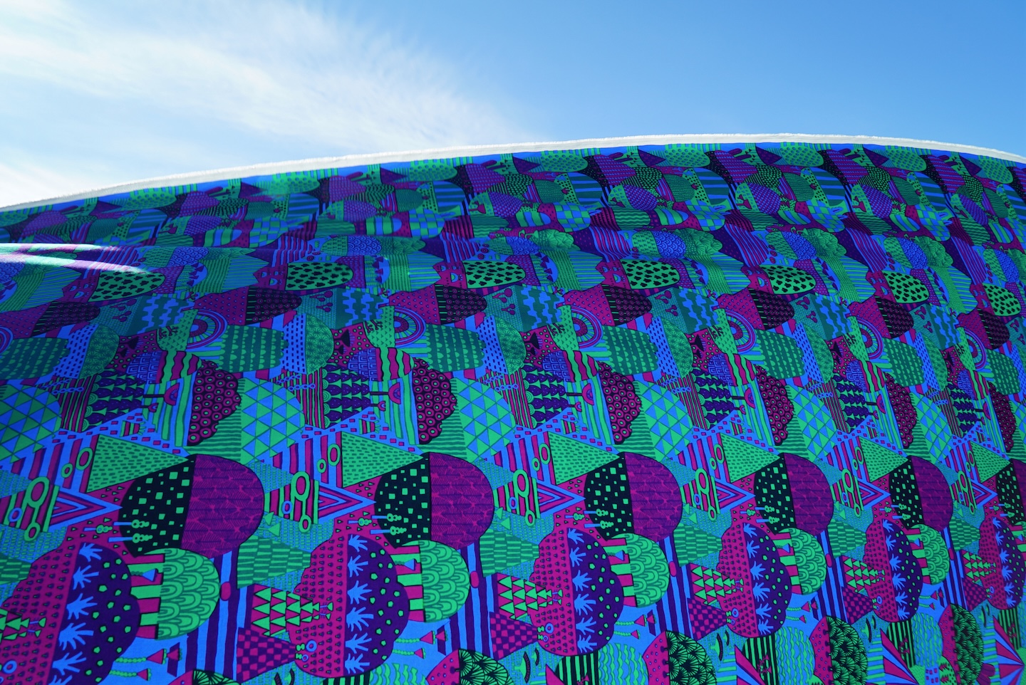 滋賀を拠点に生命力あふれるテキスタイルデザインを描く、炭酸デザイン