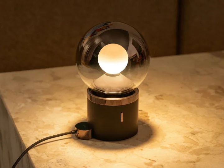 月明かりのような光を空間に届ける 照明メーカー Occhioの「Luna Pura」
