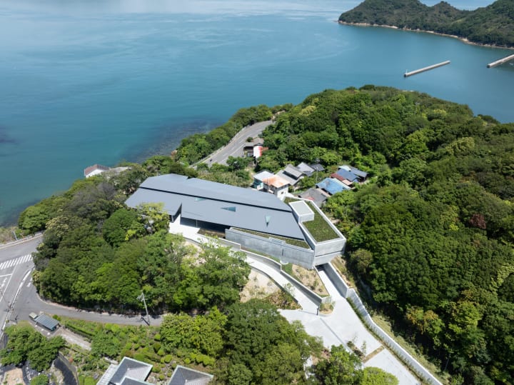 安藤忠雄設計の直島新美術館オープン 「開館記念展示―原点から未来へ」開催