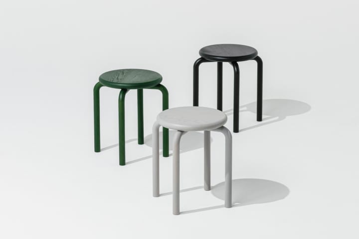 体になじみやすい丸みを実現した TENTによる木製スツール「OSTOOL」