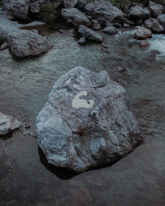 HOMME PLISSÉ ISSEY MIYAKEの新シリーズ 石の形や色から着想した「STONE CLOUD」の特別展が開催