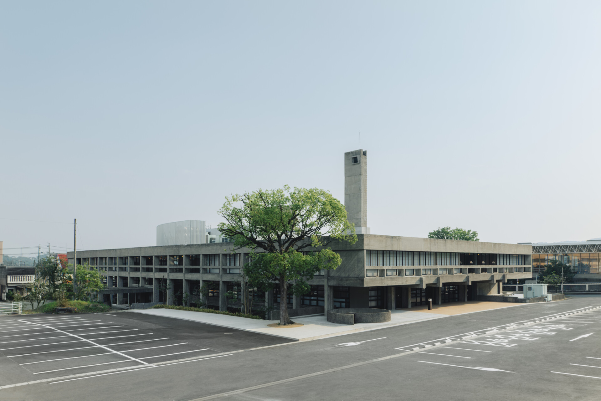 泊まれる図書館に再生した坂倉準三のモダニズム建築 | AXIS Web | デザインの視点で、人間の可能性や創造性を伝えるメディア
