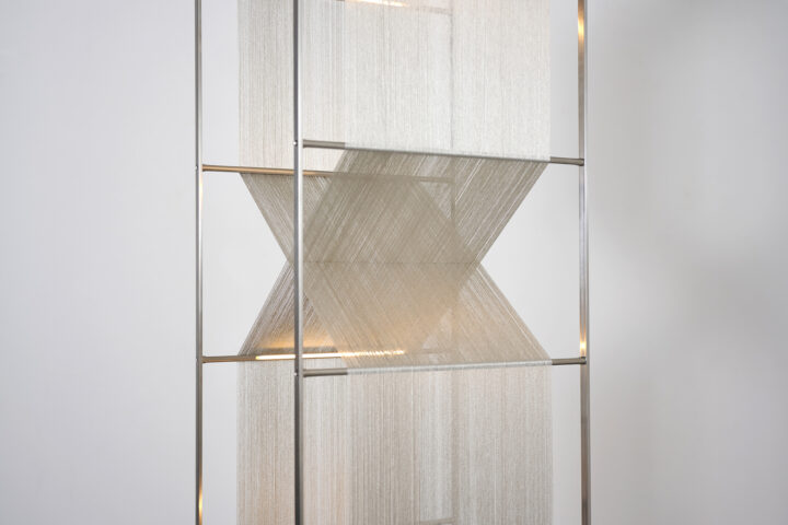 機にかかる絹糸の美しさを照明に――坂下 麦「HAKU」がDESIGN LIVEで展示