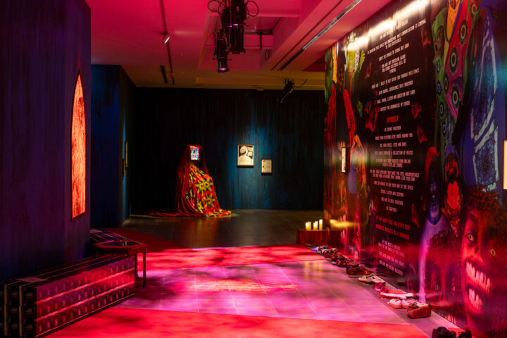 ダニエル・ブラゼイト＝シャーリーが描く対話空間 「THE DELUSION」展、ロンドンのSerpentineで開催