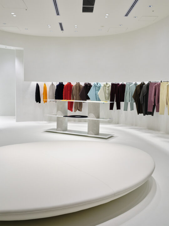 三澤 遥がデザインした初の店舗 「HOMME PLISSÉ ISSEY MIYAKE / ROPPONGI」 ――創造をやさしく促す“まある…