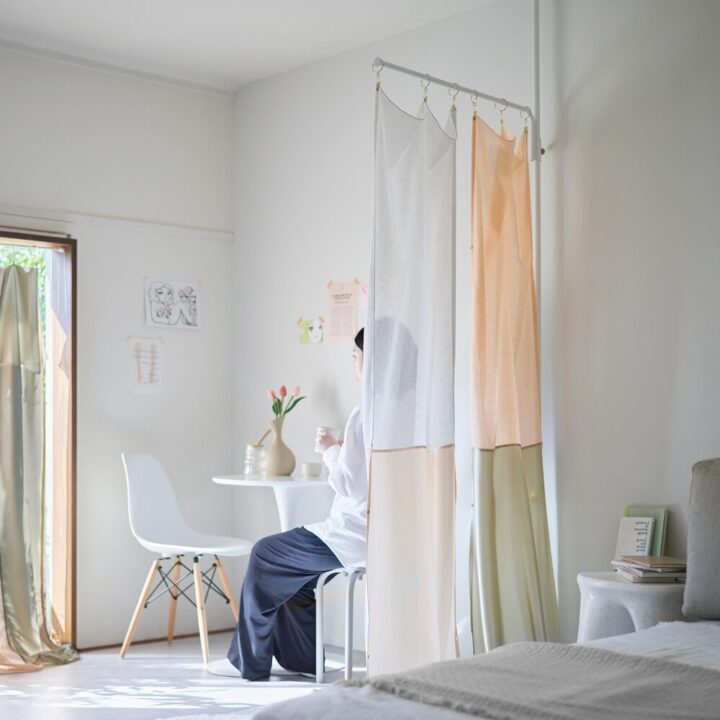 平安伸銅工業が提案、空間を仕切る新しいカーテン「One Fit Cloth」