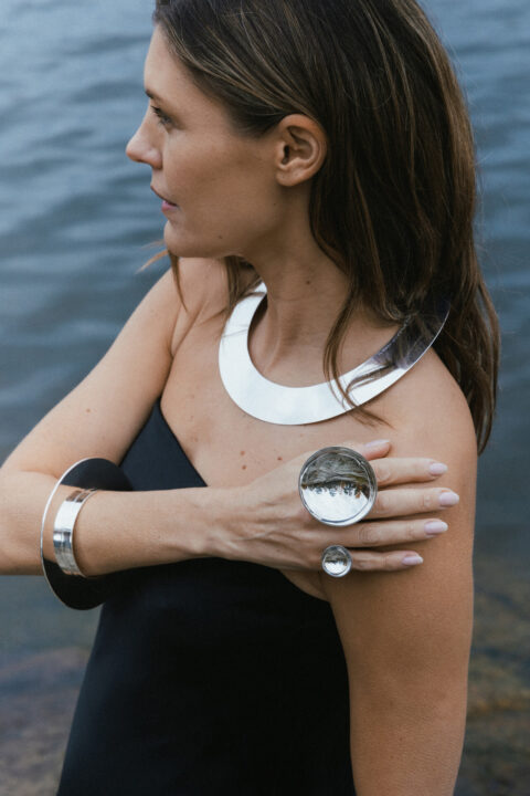 ストックホルムの建築家ユニットと金細工職人が協働　建築とクラフトの境界を探るジュエリーを発表