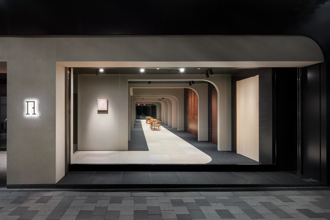 鬼木デザインスタジオが内装をデザイン 木工とアートが響き合う「ABE