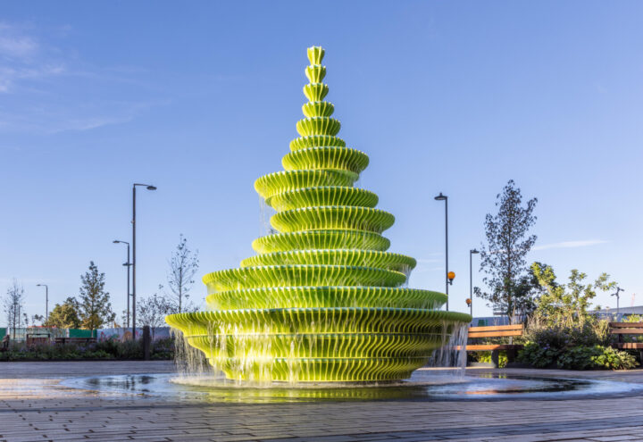 デザインスタジオNEON、ロンドン新街区に彫刻的噴水「The Fountain」を設置 　