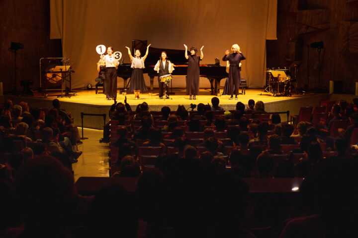 東京文化会館ワークショップ・リーダーのかけ声による、ラヴェル『ボレロ』のリズム体感の一コマ。