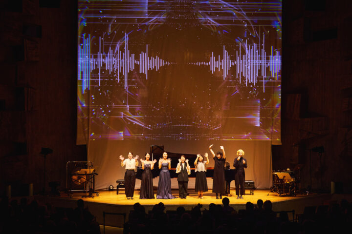 東京文化会館ワークショップ・リーダー、ピアニスト、ろうナビゲーターによるクロージング風景。