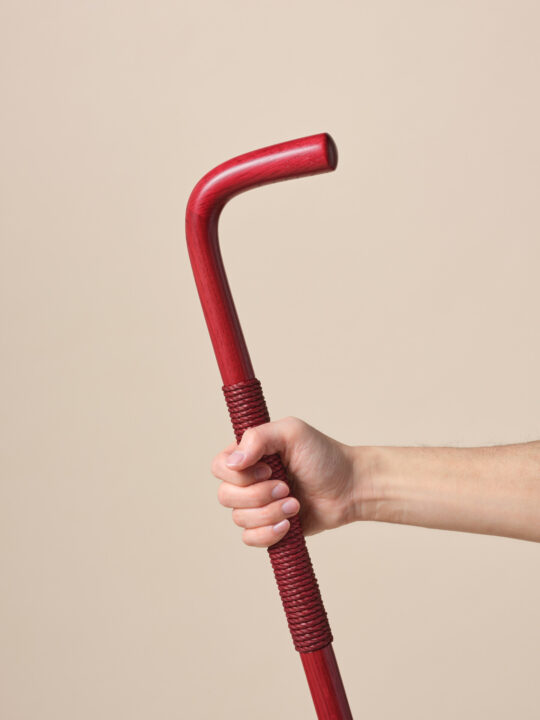 カリモク家具、武内経至デザインの木製杖「UP」を製品化   ミラノでの企画展から生まれたプロジェクトが本…