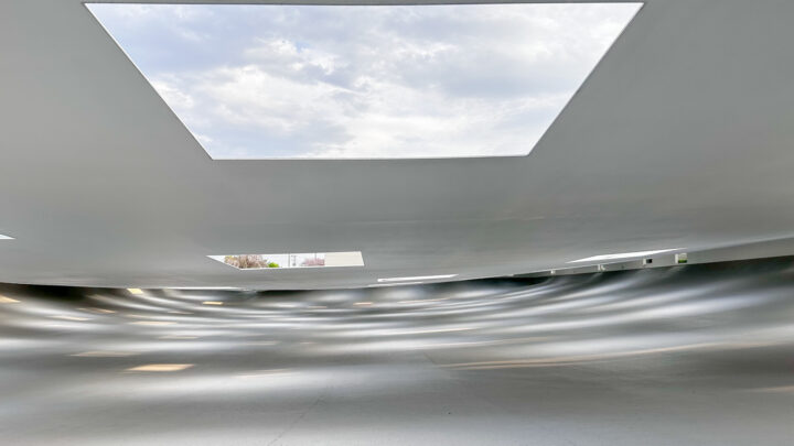 建築家・中川宏文によるファッションブランド「Sein」　初コレクションをKAIT広場で発表