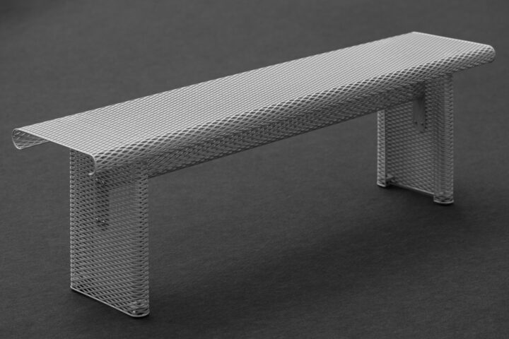 デザイナーの柴山修平と小貫金網製作所による 金網加工技術を生かした家具シリーズ「GRILL」