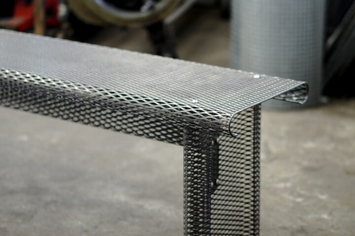 小貫金網製作所、金網加工技術を生かした家具シリーズ「GRILL」を展開