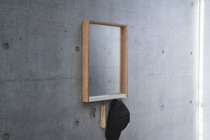 建築板金の「切る」「折る」から生まれるミニマルな鏡　Fulcrum「Trim Mirror」発売